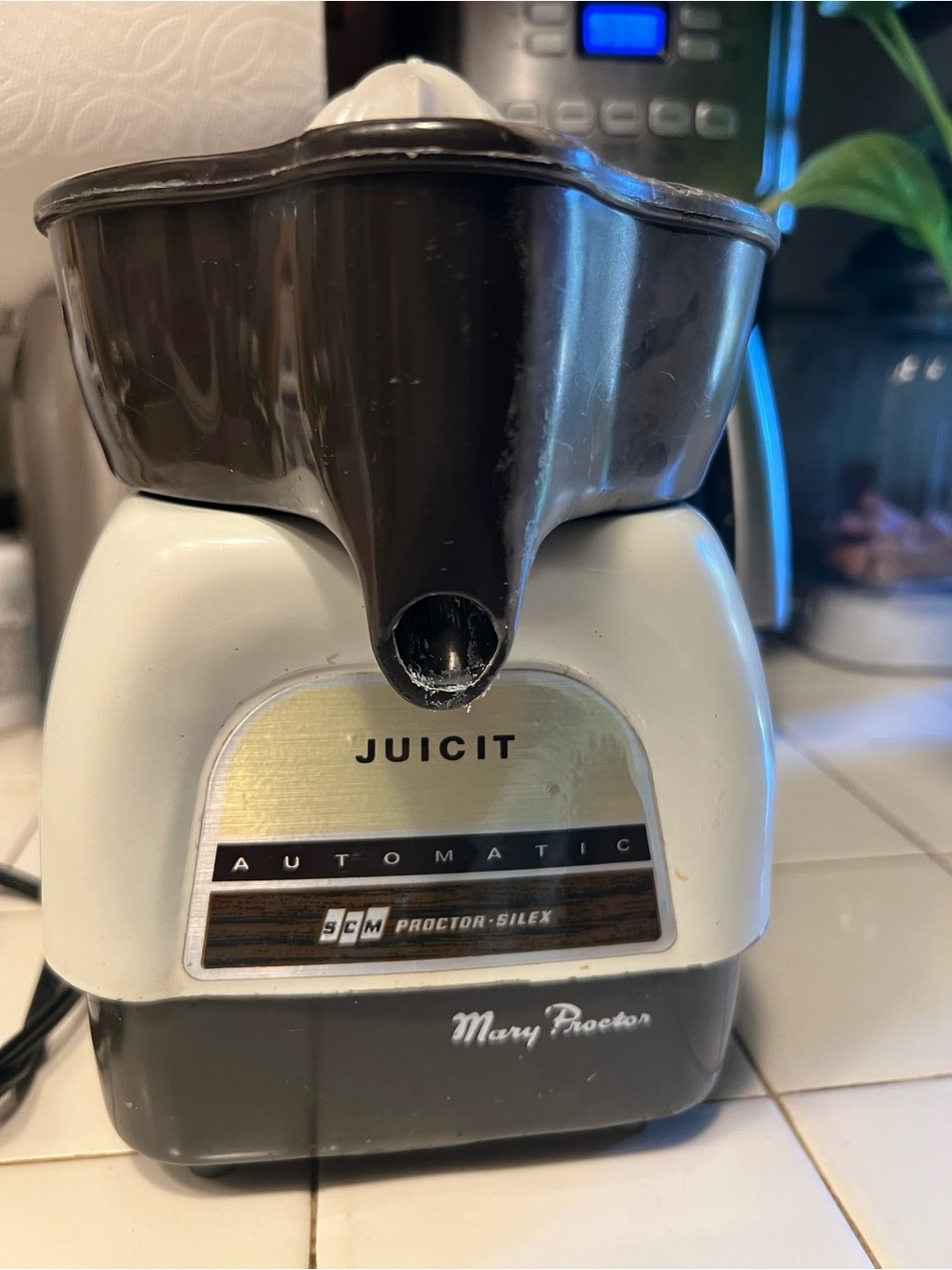 Juicit Automatic Citrus Juicer by Proctor-Silex — White and Black